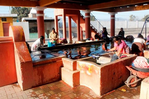 Amas de  casa de la aldea San Miguel Morazán, El Tejar, acuden a un tanque municipal porque carecen de agua entubada. (Foto Prensa Libre: Víctor Chamalé)