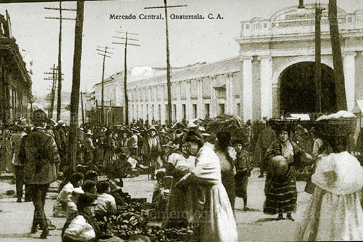 Comercio en el Mercado Central en los últimos años del siglo XIX. Foto: Centuria Prensa Libre