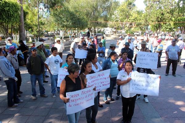 Trabajadores de la comuna de Jalapa protestan porque les adeudan sueldos.