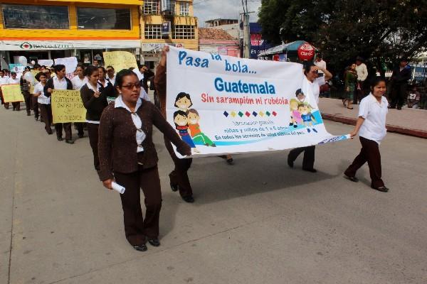 Personal de Salud y estudiantes de Quiché, en la inauguración de la jornada de inmunización.