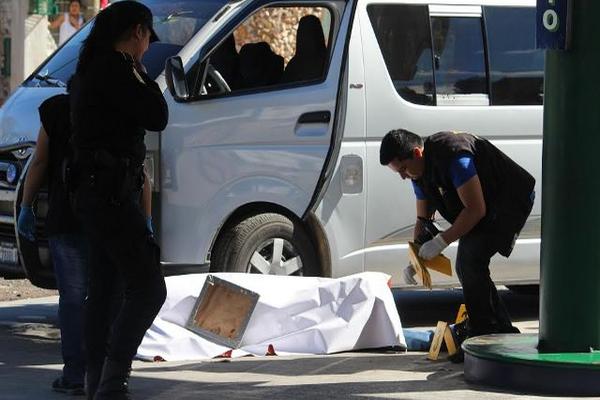 La víctima fue asesinada a balazos en una gasolinera a la altura del km 115 de la ruta interamericana en Aldea Cerro Gordo, Jutiapa. (Foto Prensa Libre: Oscar Gonzalez).