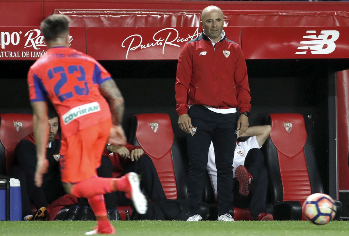 Jorge Sampaoli tiene una oportunidad para pelear el tercer puesto y el pase a Champions League con el Sevilla. (Foto Prensa Libre: EFE)