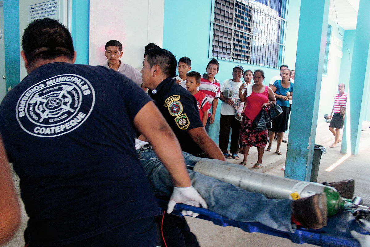 Socorristas ingresan a uno de los tres heridos  al Hospital Regional de Coatepeque. (Foto Prensa Libre: Alexánder Coyoy)