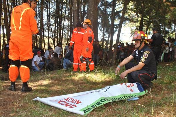 Bomberos rescataron el cuerpo del infante. (Foto Prensa Libre: Óscar Figueroa)