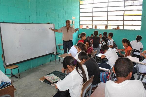 Luis Gonzalo Quinteros enseña inglés en escuelas del área rural de Casillas, Santa Rosa. (Foto Prensa Libre: Oswaldo Cardona)<br _mce_bogus="1"/>