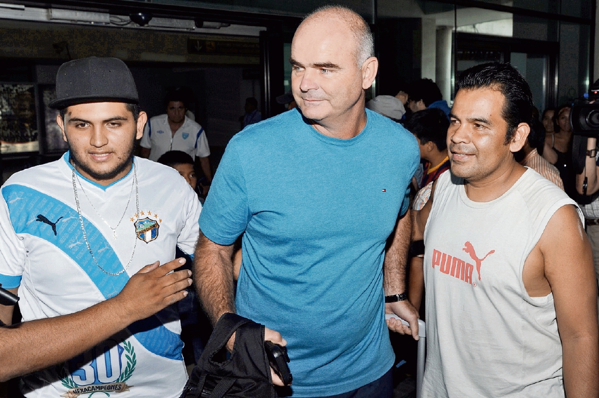 Aficionados aprovecharon para saludar y tomarse una fotografía con el técnico de la Selección Nacional, Iván Franco Sopegno —c—. (Foto Prensa Libre. F. Sánchez)