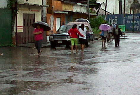 La lluvia no ha cesado en Escuintla y gran parte de la costa sur. (Foto Prensa Libre: Enrique Paredes)