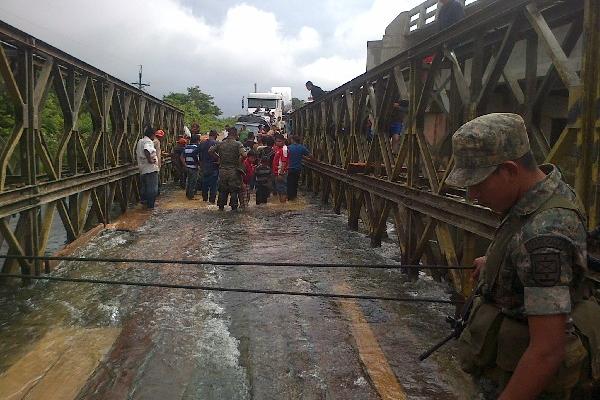 Personas se arriesgan al cruzar el  puente Chiyó.