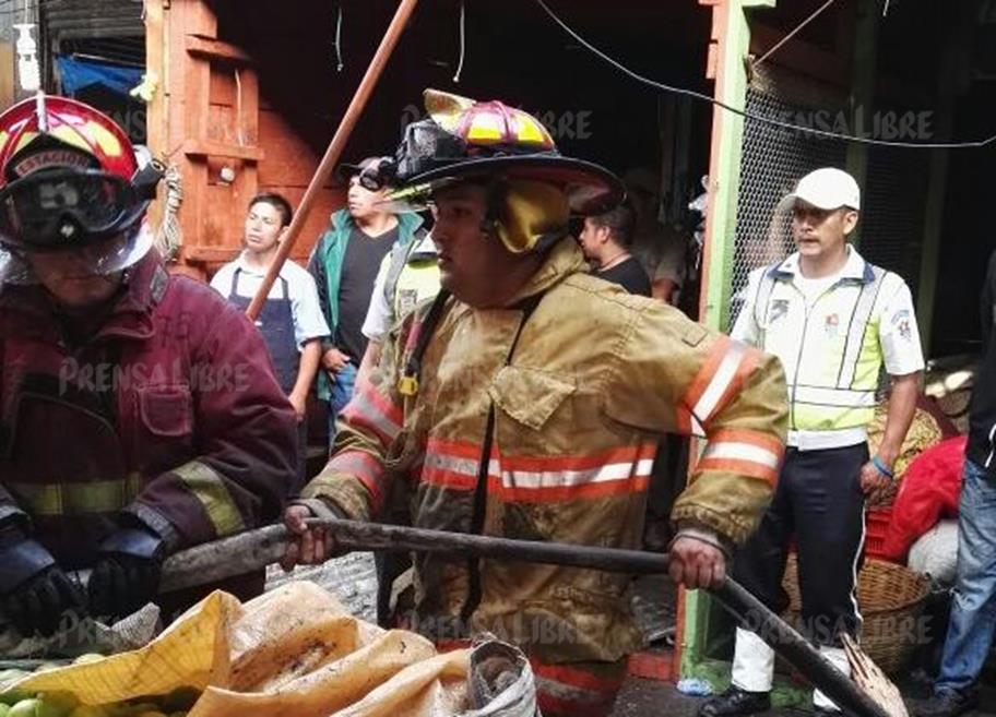 Solórzano Foppa labora junto a otros bomberos para controlar el incendio. (Foto Prensa Libre: Byron Vásquez)