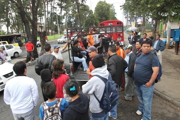 Usuarios pagan Q5 para viajar en picop hacia el Trébol. (Foto Prensa Libre: Erick Ávila)