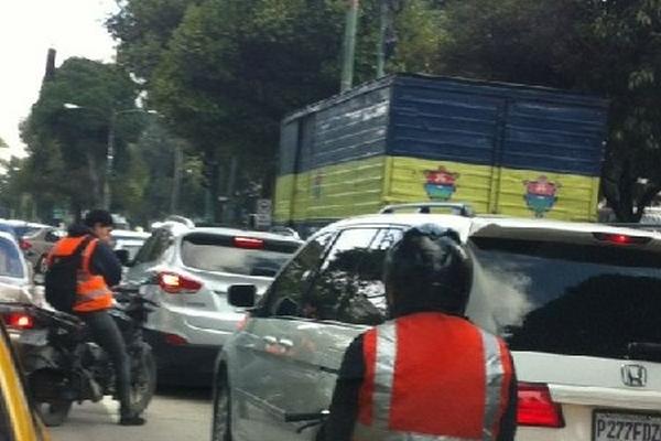 Estos motoristas habrían cometido varios asaltos en un sector de la zona 9 de la capital. (Foto Prensa Libre: Melvin Morales)