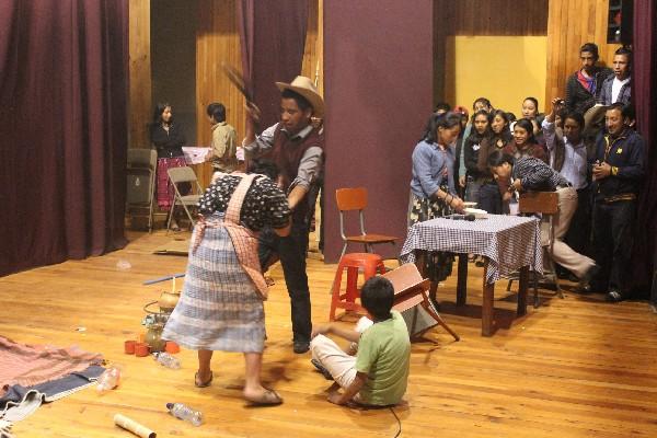 Obra de teatro relacionada con  agresiones  en el hogar