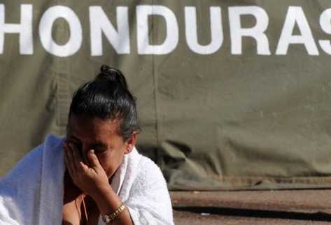 Una familiar de un fallecido en el incendio de la prisión de Comayagua, Honduras, llora junto a la morgue. (Foto Prensa Libre: AFP)