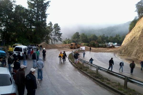 Maquinaria trabaja para despejar el derrumbe en el km 99 de la ruta Interamericana, Tecpán Guatemala. (Foto Prensa Libre: Ángel Julajuj)<br _mce_bogus="1"/>