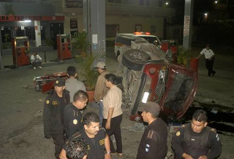 El picop conducido por el exfuncionario se estrelló con una bomba de diesel. (Foto Prensa Libre: Oswaldo Cardona)