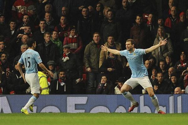 Dzeko anotó el primer gol para el City en el clásico de la ciudad contra el United. (Foto Prensa Libre: EFE)