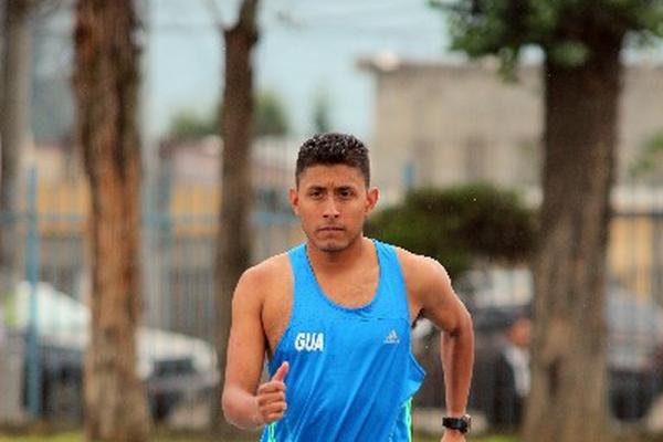 Mario Bran, durante el entrenamiento de ayer en la pista del Complejo Deportivo de Quetzaltenango. (Foto Prensa Libre: Carlos Ventura)