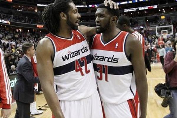 El brasileño Nene, izquierda, y Chris Singleton celebran la victoria de  los Wizards de Washington ante los Trail Blazers de Portland el  miércoles 28 de noviembre de 2012. Fue el primer triunfo de Washington  en la temporada. (Foto Prensa Libre: AP)