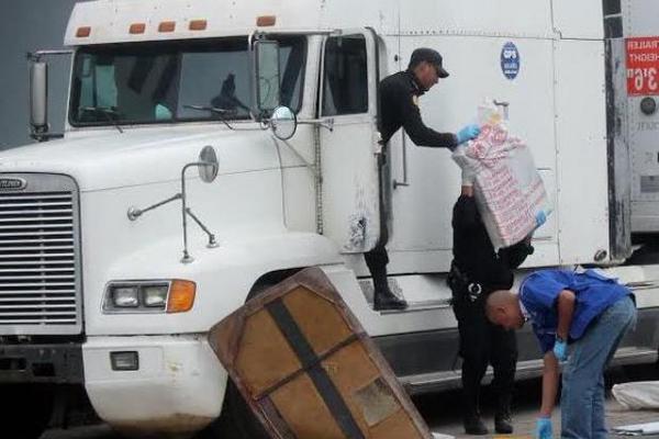 Fiscales inspeccionan de nuevo tráiler que trasladada droga escondida, hoy buscan dólares. (Foto Prensa Libre: Carlos Ventura)<br _mce_bogus="1"/>