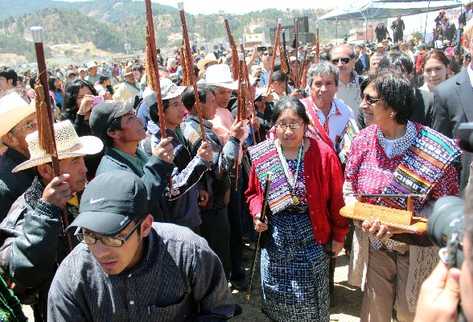 Navi Pillay —Der.— se reúne con cientos de líderes indígenas en Totonicapán.