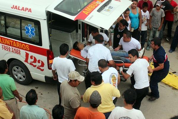 Socorristas trasladan a Sergio Sánchez al Hospital Nacional de Jalapa. (Foto Prensa Libre: Hugo Oliva) <br _mce_bogus="1"/>