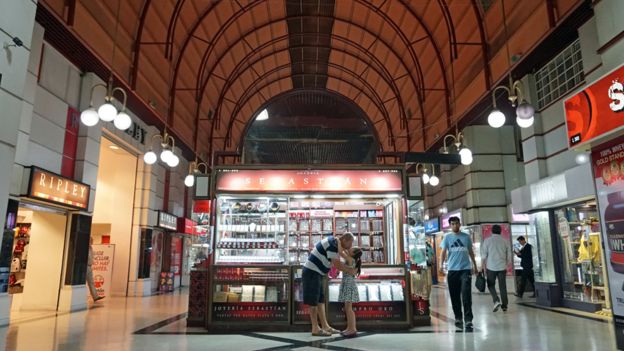 Las galerías del centro de Santiago son una legendaria y colorida institución donde se encuentra de todo.