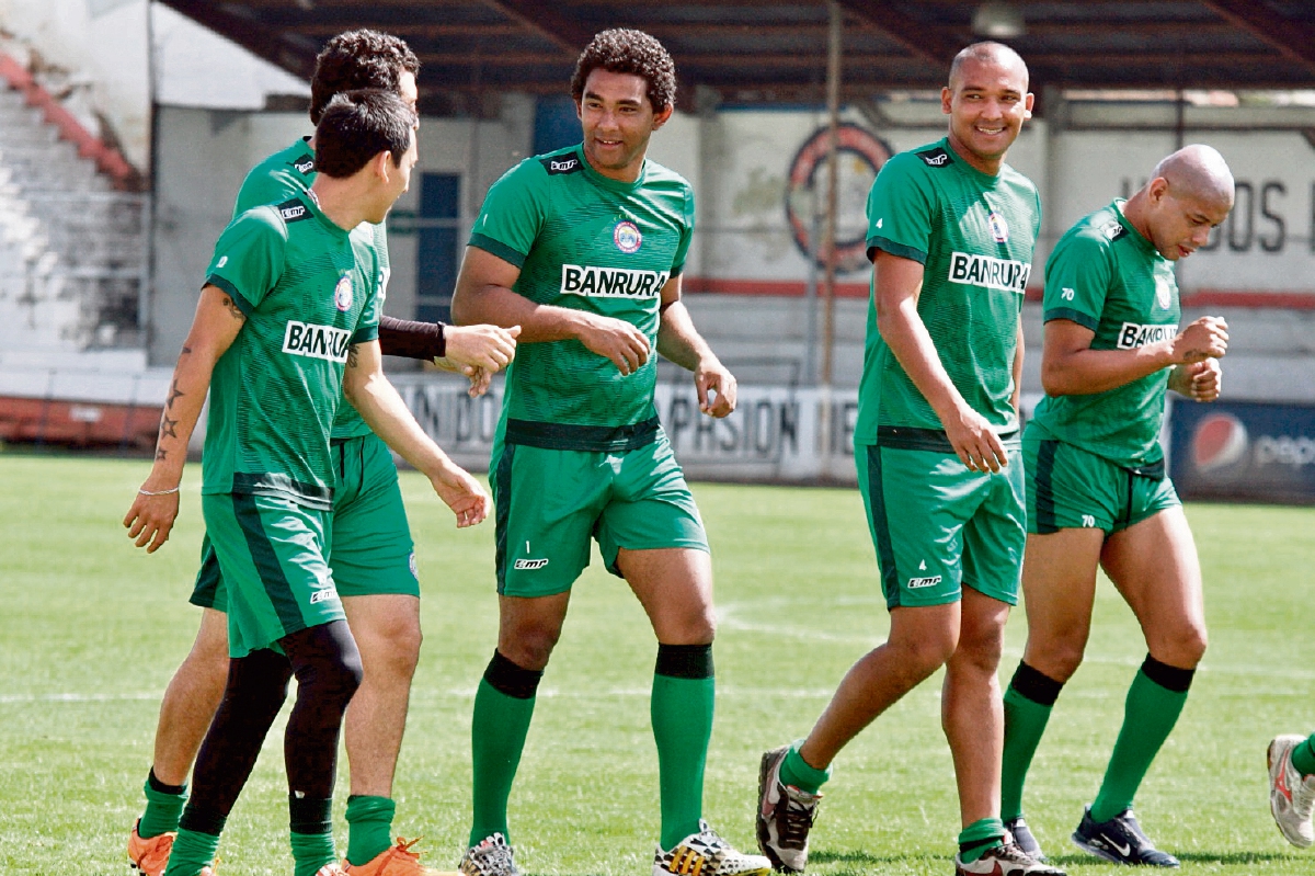 José Mendoza —centro— le imprime confianza a Xelajú MC y ha disputado nueve partidos en el Apertura 2015. (Foto Prensa Libre: Carlos Ventura)