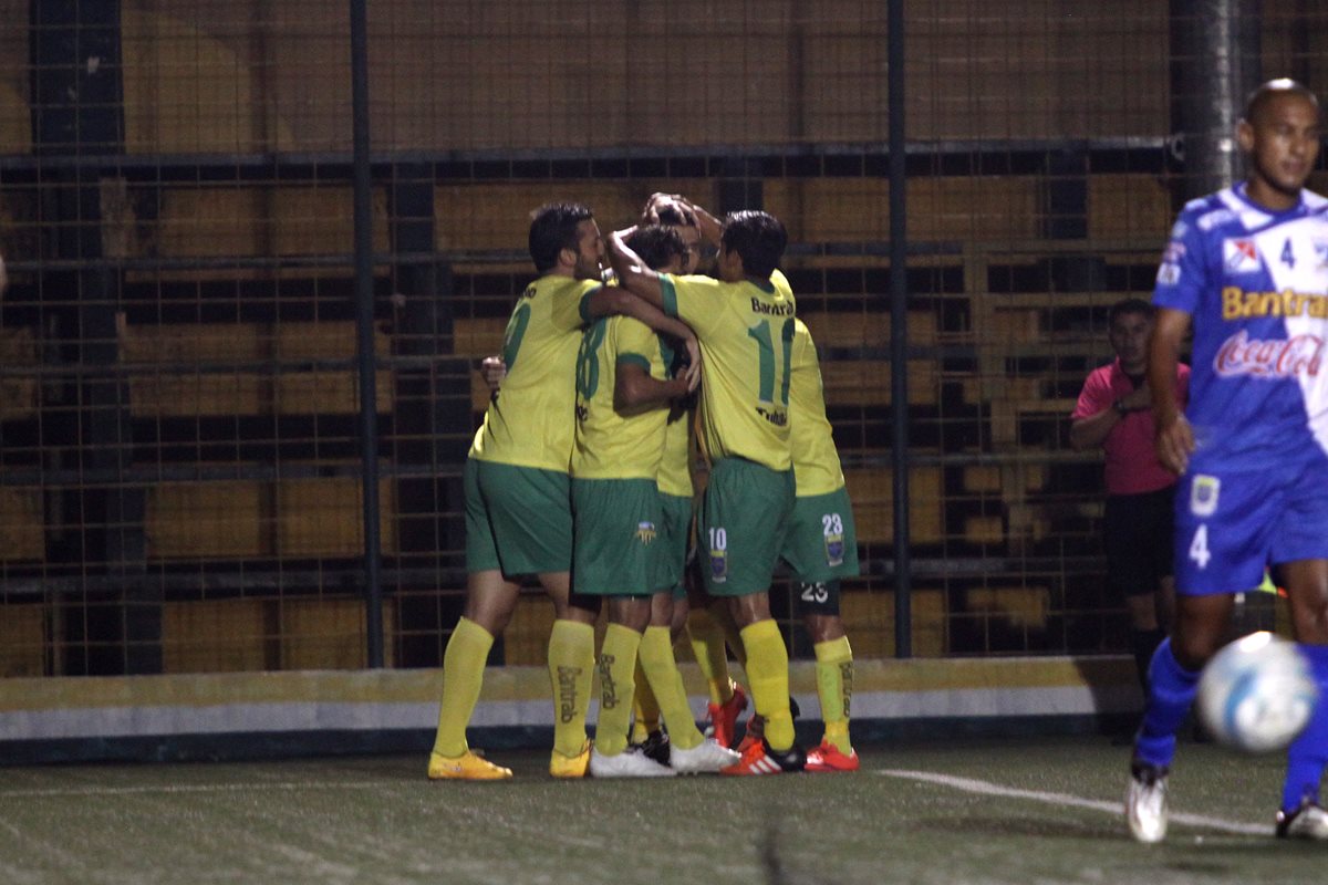 Los jugadores de Petapa festejan, en el triunfo sobre Suchitepéquez. (Foto Prensa Libre: Jesús Cuque)