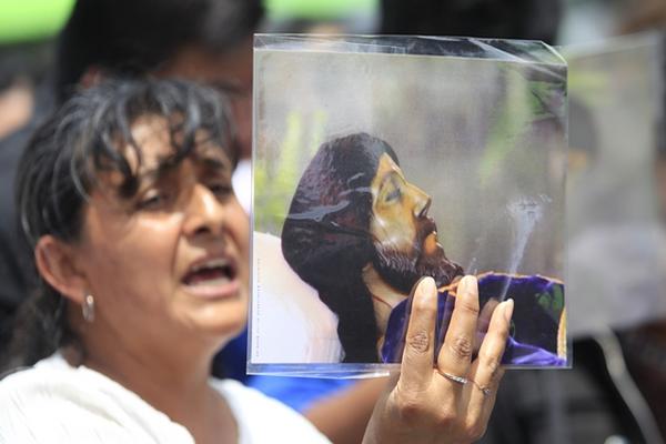 Feligreses marchan para protestar en contra de restauración de imagen de Cristo Yacente del Calvario (Foto Prensa Libre: ÉRICK ÁVILA).