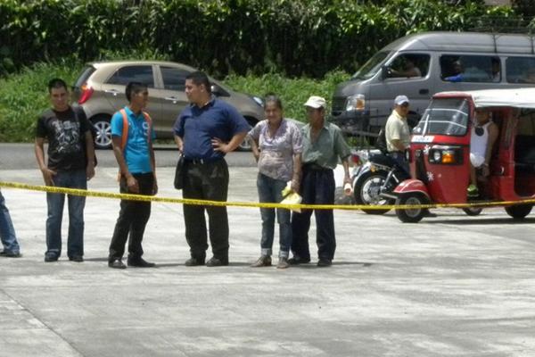 Peatones observan el lugar donde murió el conductor. (Foto Prensa Libre: Omar Méndez)<br _mce_bogus="1"/>