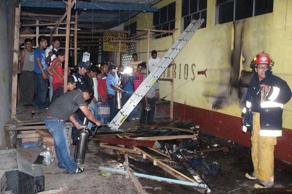 Vendedores del metamercado terminal en Coatepeque, lograron controlar un conato de incendio, en dicho inmueble. (Foto Prensa Libre: Alexander Coyoy)<br _mce_bogus="1"/>