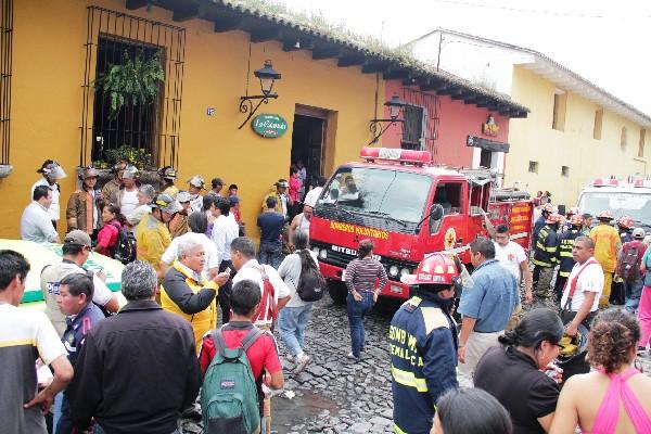 Bomberos apagan  fuego por estallido.