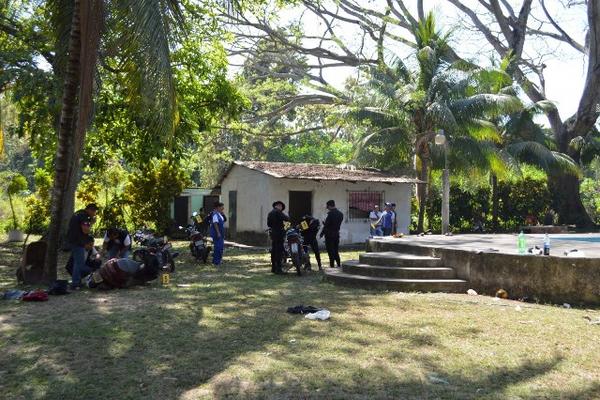 Agentes de la PNC revisan motocicletas halladas en una vivienda en Puerto San José, Escuintla. (Foto Prensa Lilbre: Carlos Enrique Paredes)