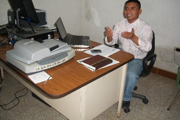 Petronilo Pérez, en la sede de la   Academia de Lenguas Mayas, en Jocotán.