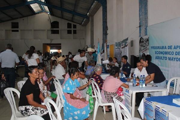 Vecinos  hacen trámites en el salón municipal de Nueva Santa Rosa.