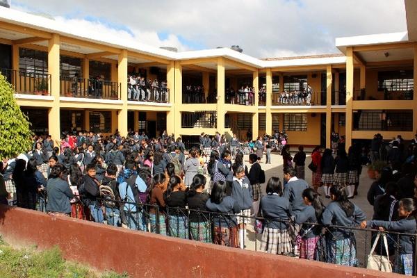 Estudiantes de instituto que presentaron proyecto de cámaras.