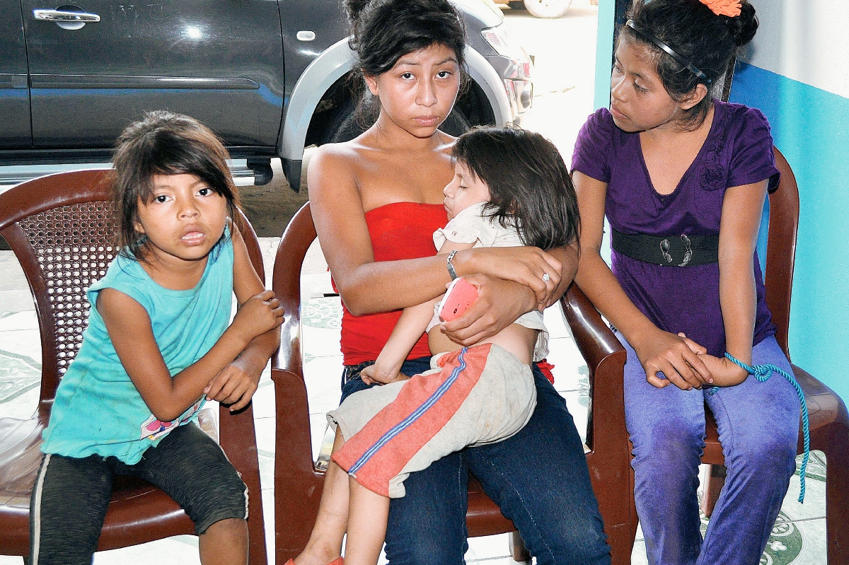 Las cuatro  hermanas que quedaron en la orfandad, luego de que su madre muriera por un accidente de tránsito en Coatepeque, Quetzaltenango. (Foto Prensa Libre: Édgar Girón)