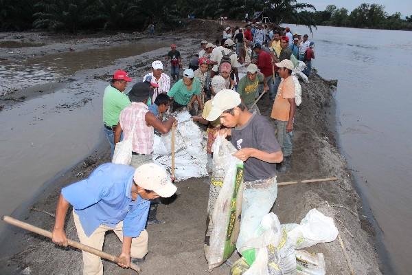 Trabajadores reparan  borda.