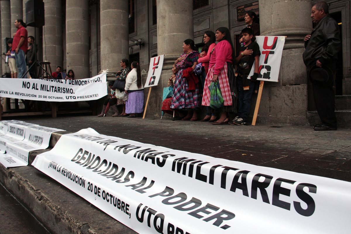 La marcha concluyó frente a la comuna de Xelajú. (Foto Prensa Libre: Carlos Ventura)