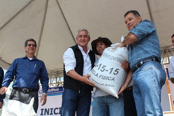 El presidente Otto Pérez Molina visitó este día Purulhá, Baja Verapaz donde hizo entrega de fertilizantes a los campesinos de ese municipio. (Foto Prensa Libre: Carlos Grave)<br _mce_bogus="1"/>