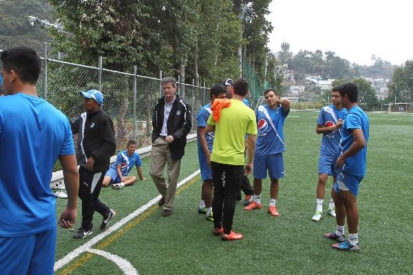 El presidente de Comunicaciones, Pedro Portilla, conversó con el grupo de jugadores ayer, en el entrenamiento que se hizo a puerta cerrada. (Foto Prensa Libre: Eddy Recinos)