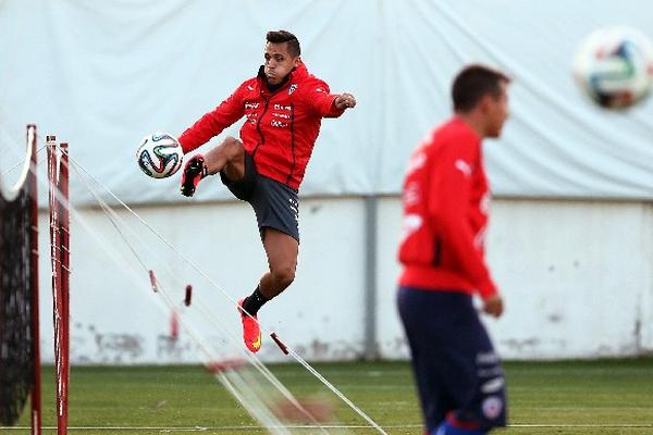 Alexis Sánchez, durante un entrenamiento en el complejo deportivo Juan Pinto Duran en Santiago de Chile. (Foto Prensa Libre: EFE)