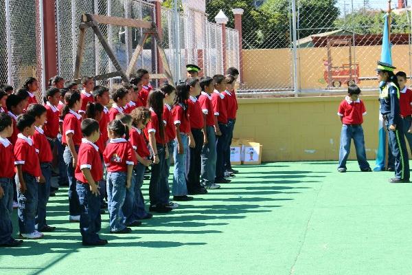 Instructores de la PMT, durante la capacitación  para niños, en Gualán, Zacapa.