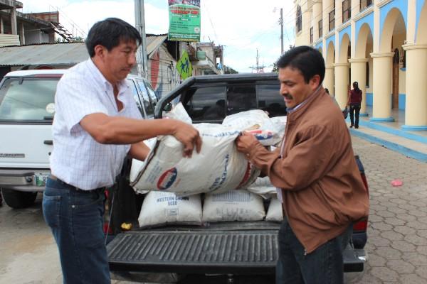 Miembros de Ahaw Leu descargan semilla  que será entregada a agricultores de Chimaltenango.