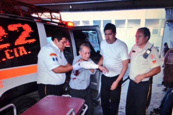 Un anciano fue herido de bala durante un confuso incidente en la 18 calle y 9a. avenida zona 1. (Foto Prensa Libre: Cortesía Bomberos Voluntarios)<br _mce_bogus="1"/>