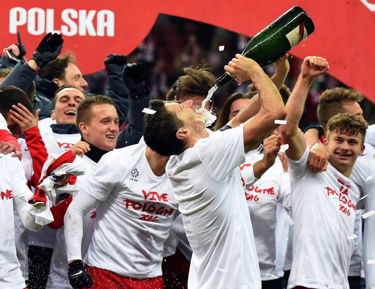 El polaco celebró el pase y récord con sus compañeros de Selección. (Foto Prensa Libre: AFP)