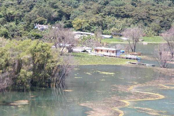 Varias viviendas en  San Juan La Laguna están inundadas,  debido al aumento del nivel  del  Lago de Aitlán, a causa del copioso invierno.