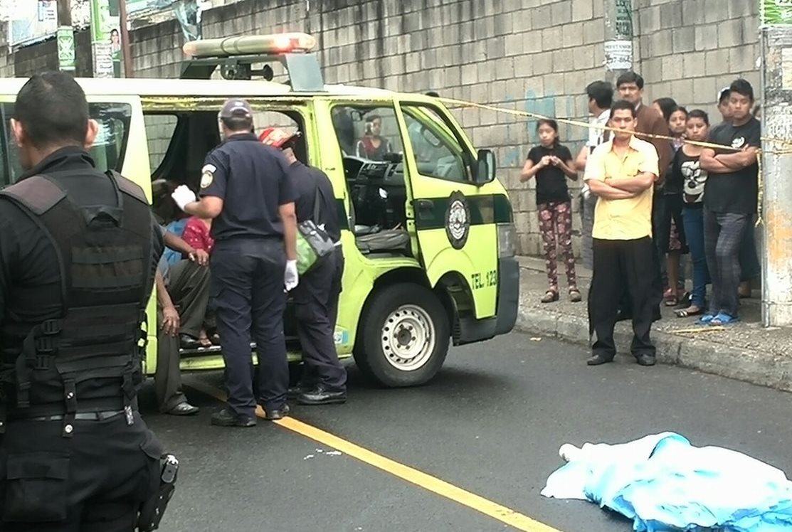 Bomberos Municipales atienden a familiares de la víctima, afectados por crisis nerviosa en el lugar. (Foto Prensa Libre: Estuardo Paredes)