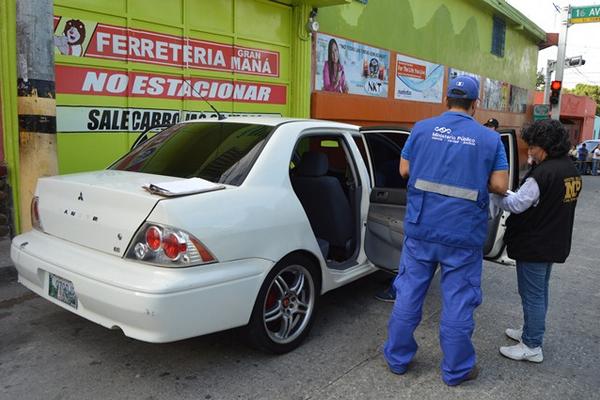 Las autoridades trabajan en la escena del crimen. (Foto Prensa Libre: Víctor Gómez).