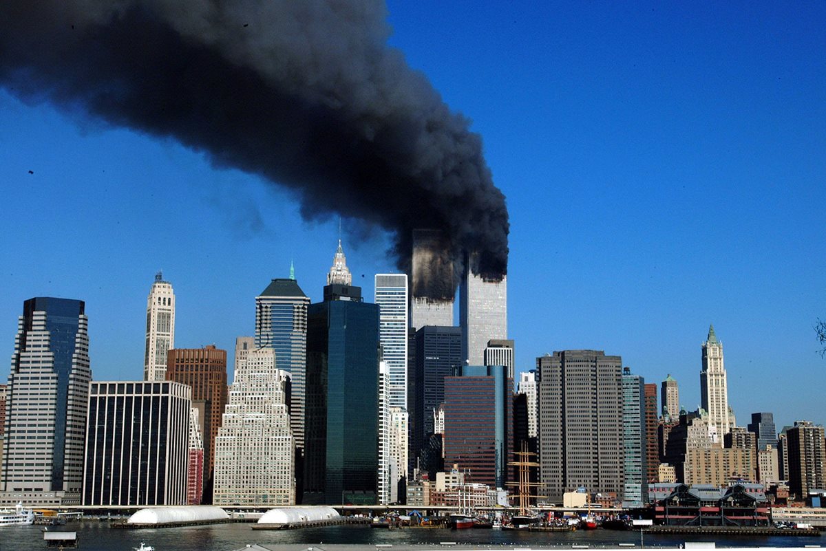 Vista de las Torres Gemelas mientras ardían aquel fatídico 11 de septiembre del 2001. (Foto Prensa Libre: AFP).